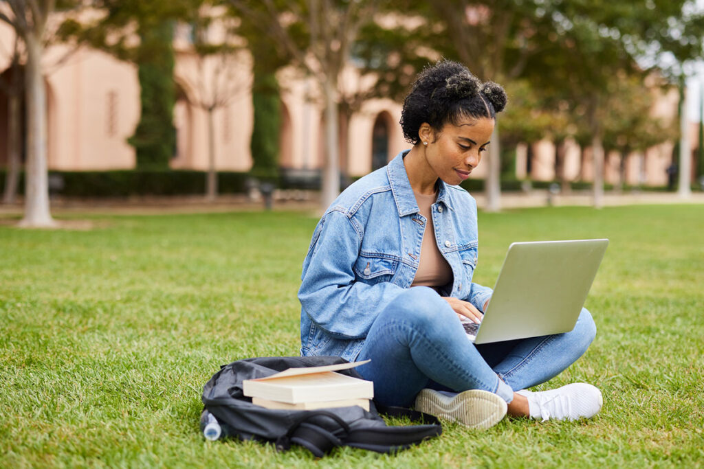 ebook-top-trends_woman-sitting-in-the-park-with-laptop